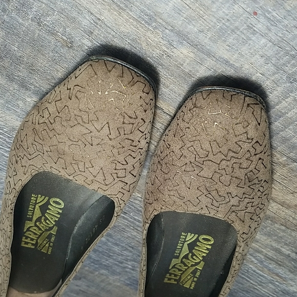 Salvatore FERRAGAMO Size 7 AA Tan Suede Leather Gold design Low Heel - Picture 3 of 16